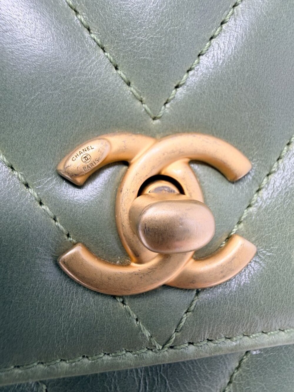 Chanel Small Chevron Coco Handle Bag Lizard - Picture 6 of 12